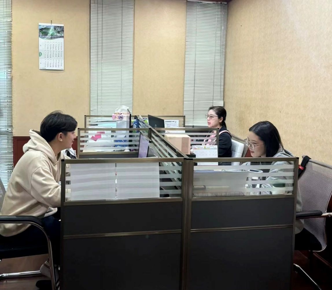 几个人在桌子前中度可信度描述已自动生成 几个人在桌子前中度可信度描述已自动生成