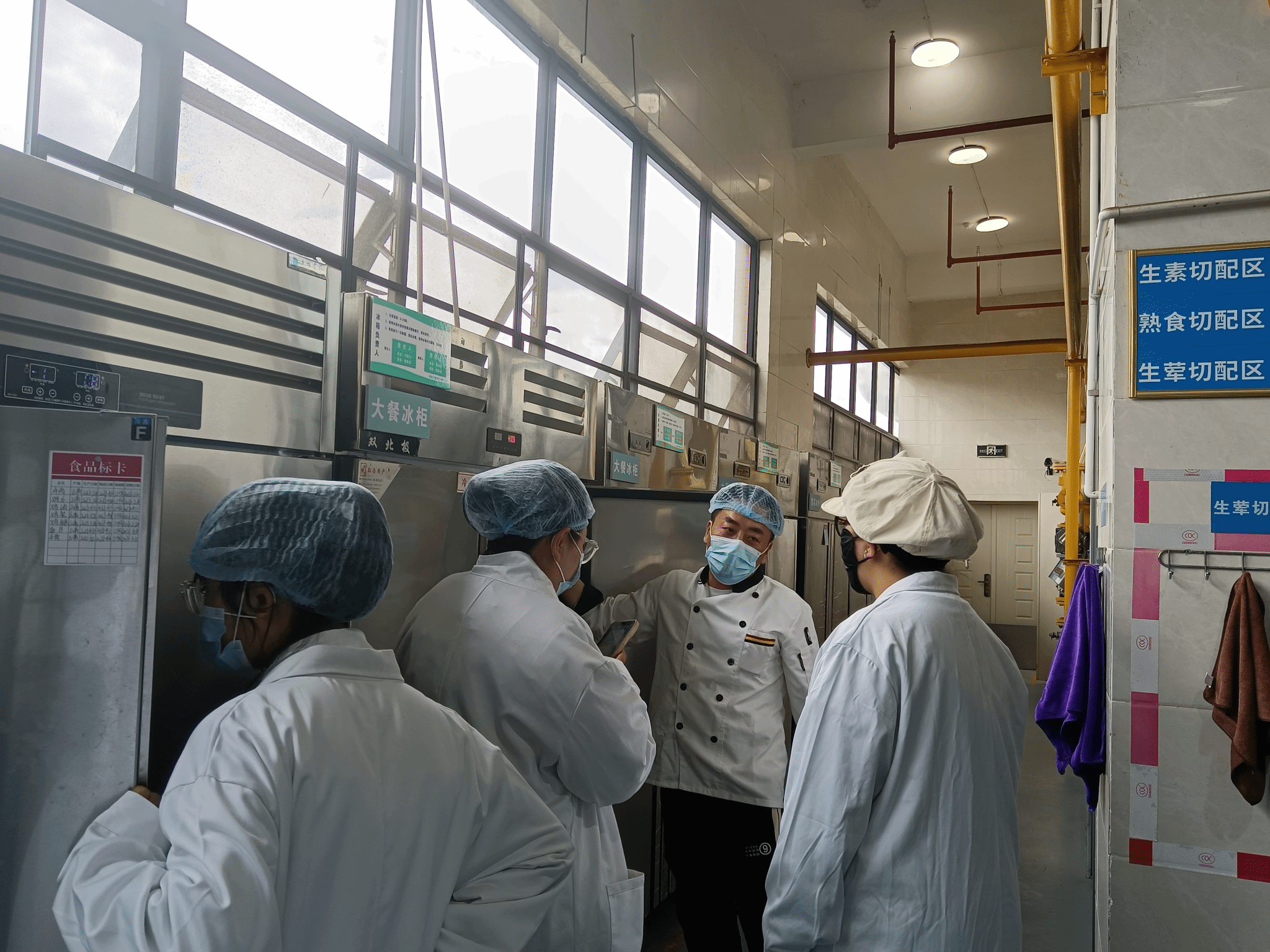 师生代表进食堂后厨检查 师生代表进食堂后厨检查